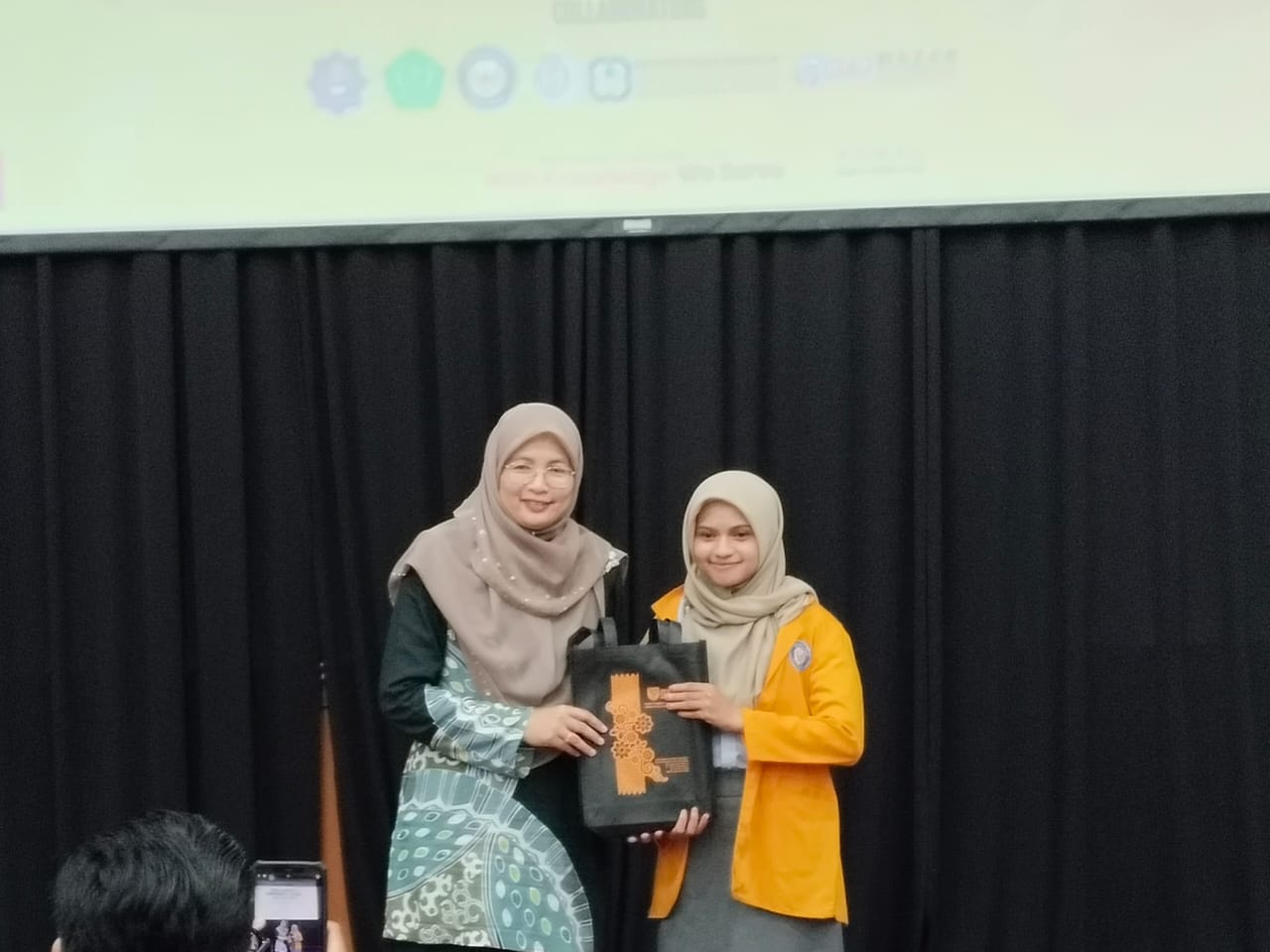 Mahasiswa Jurnalistik FISIP UHO Raih Best Presenter pada Seminar Regional di Malaysia